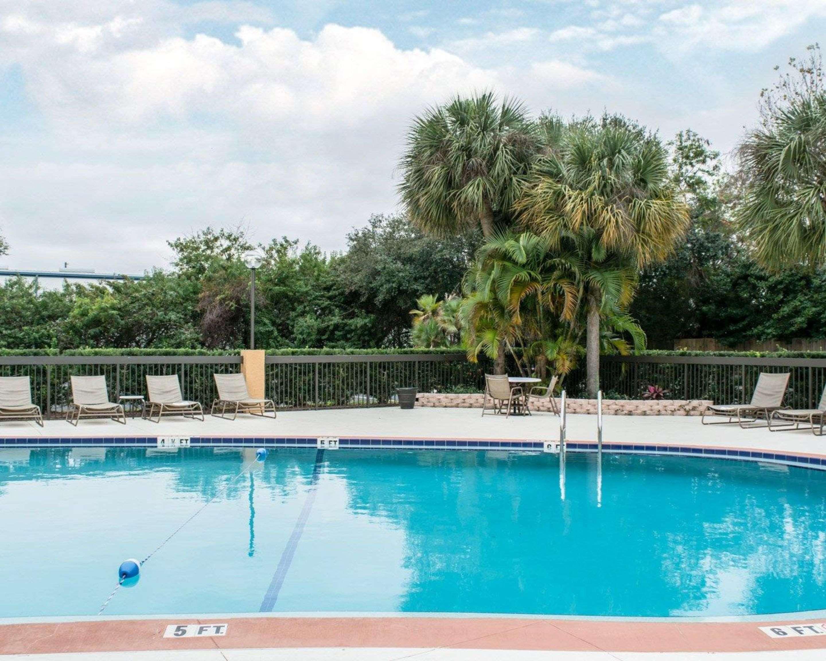 Comfort Inn & Suites St Pete - Clearwater International Airport Exteriér fotografie