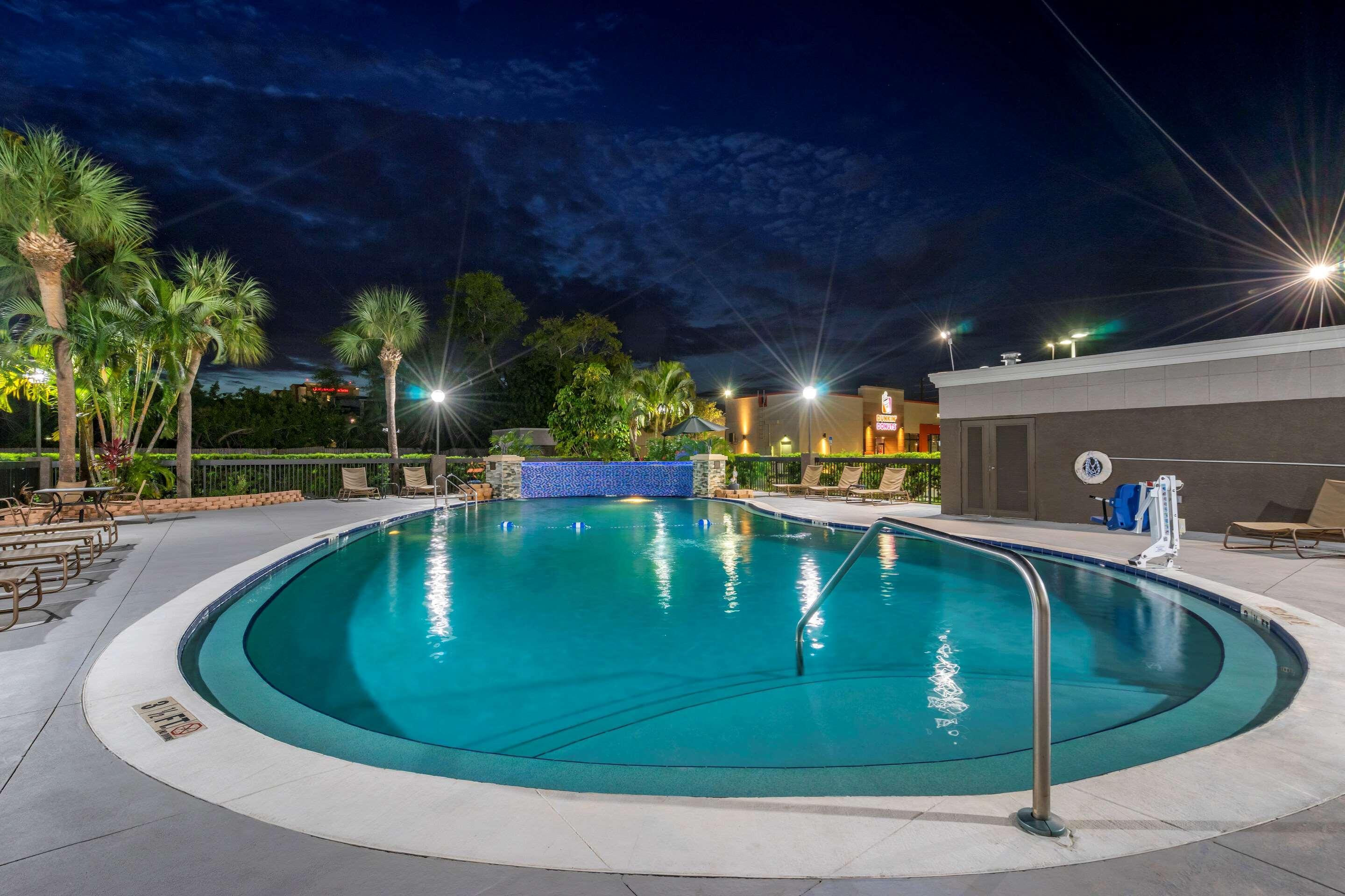 Comfort Inn & Suites St Pete - Clearwater International Airport Exteriér fotografie