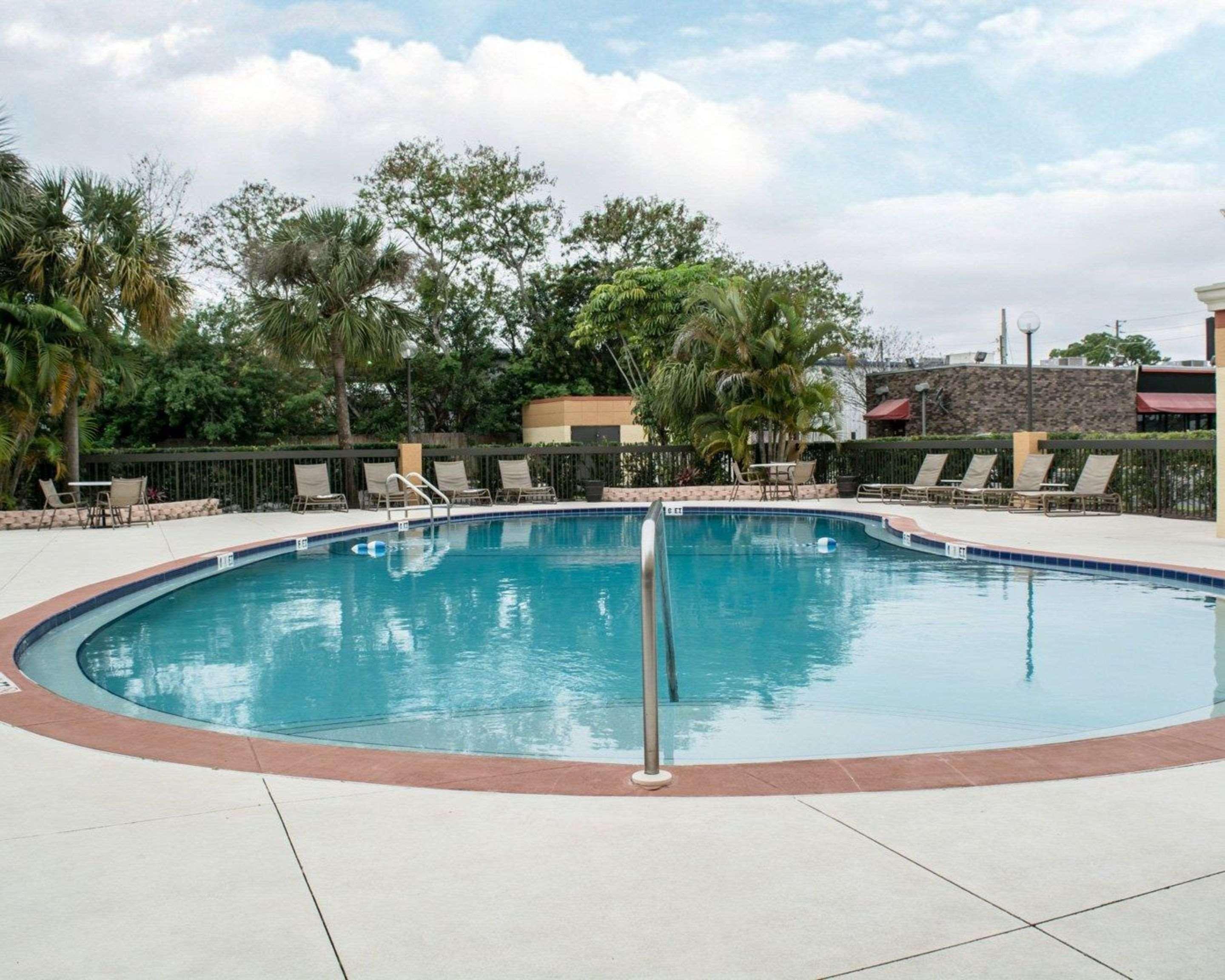 Comfort Inn & Suites St Pete - Clearwater International Airport Exteriér fotografie