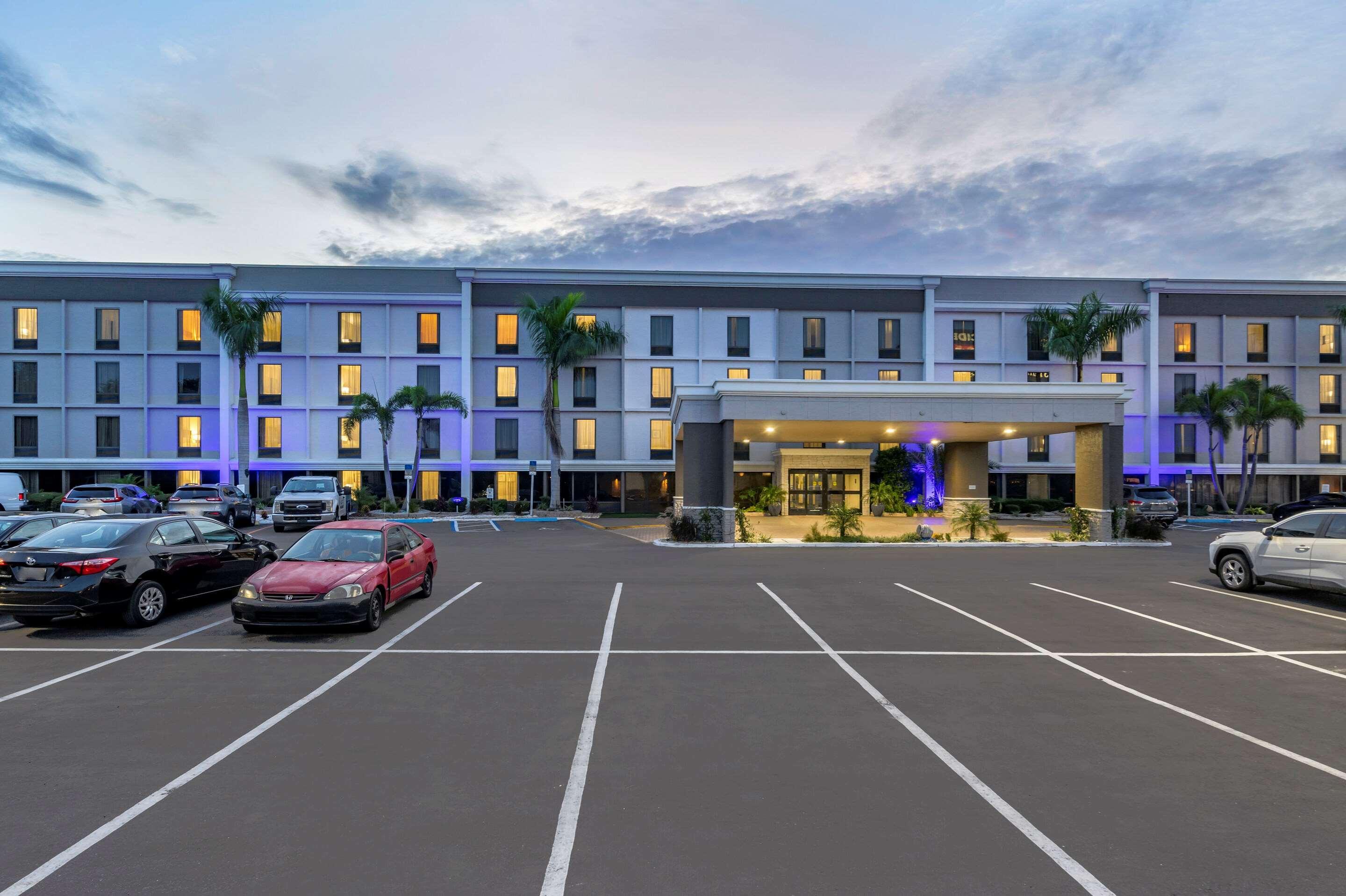 Comfort Inn & Suites St Pete - Clearwater International Airport Exteriér fotografie