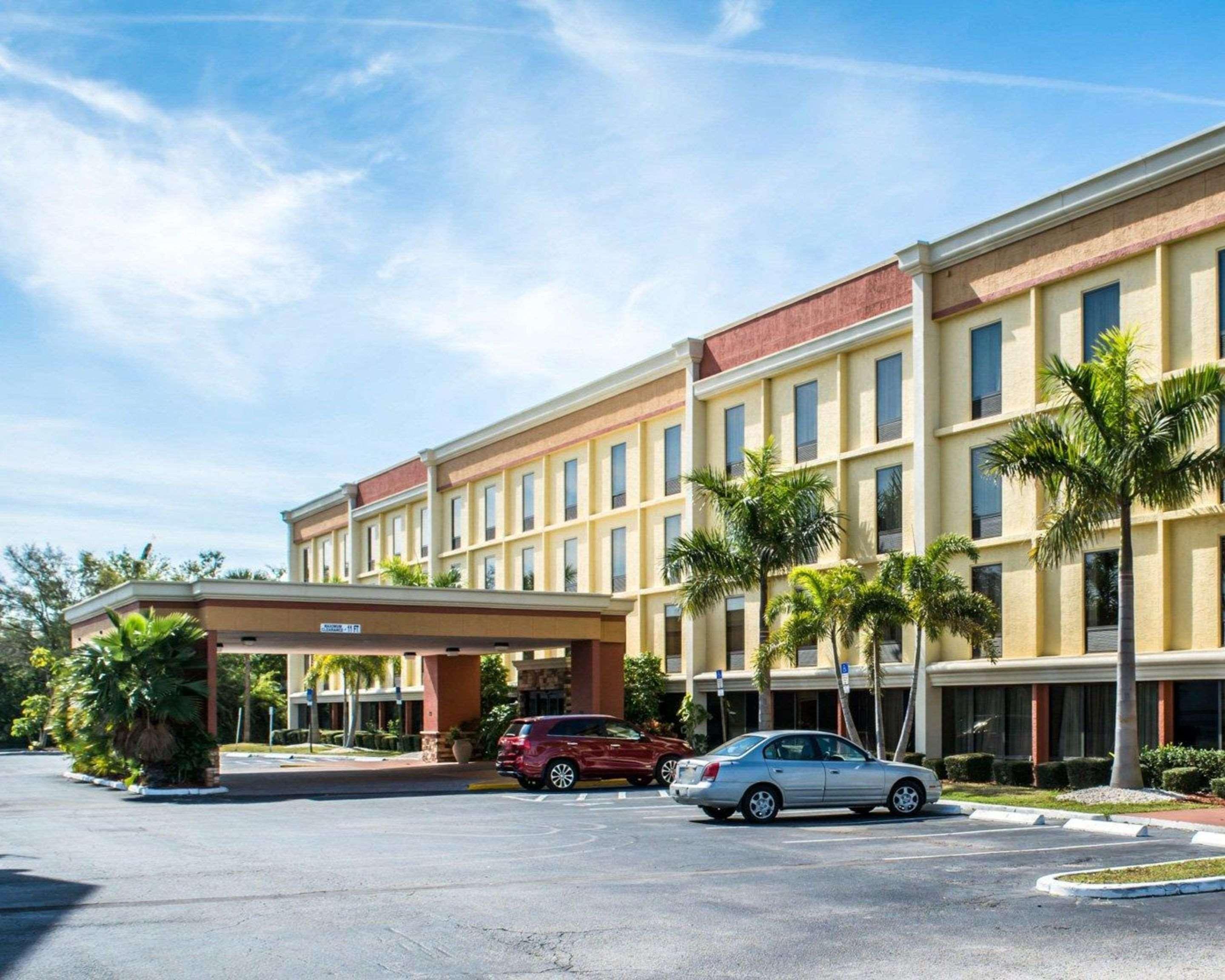 Comfort Inn & Suites St Pete - Clearwater International Airport Exteriér fotografie