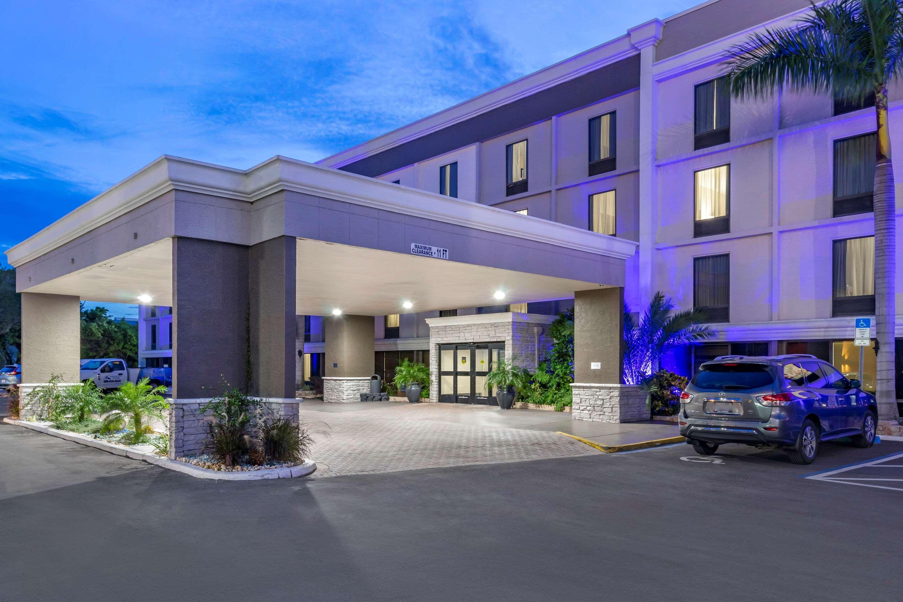 Comfort Inn & Suites St Pete - Clearwater International Airport Exteriér fotografie
